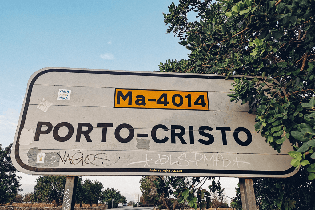 Panneau direction Porto-Cristo