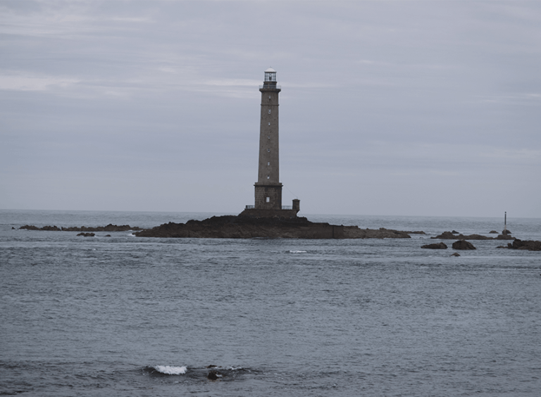 Phare de Goury ou phare de la Hague par le champ de la mer
