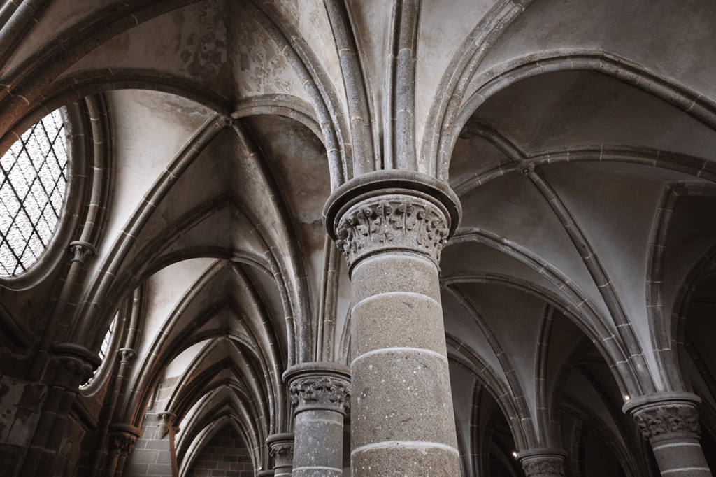 Photographie des colonnes de l'abbaye du Mont-Saint-Michel